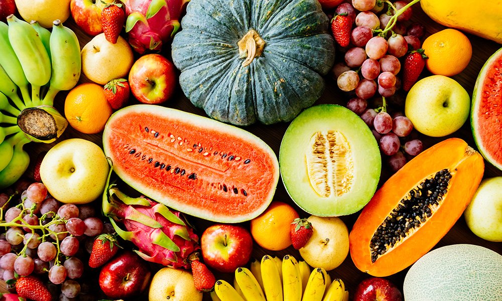 Variedad de frutas frescas en una composición vibrante y colorida