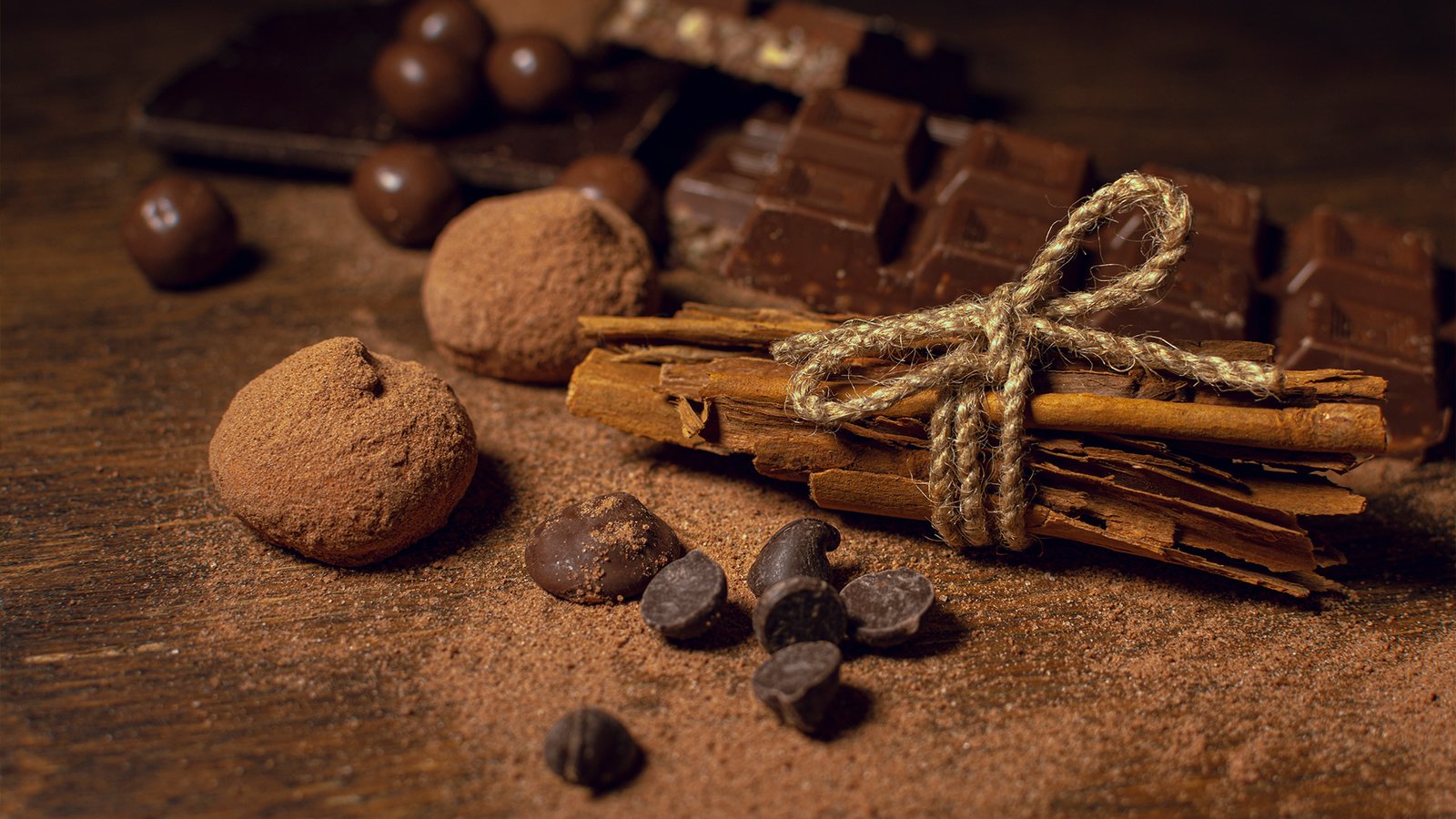 Granos de cacao milenario en su estado natural, con texturas rústicas y tonos terrosos.